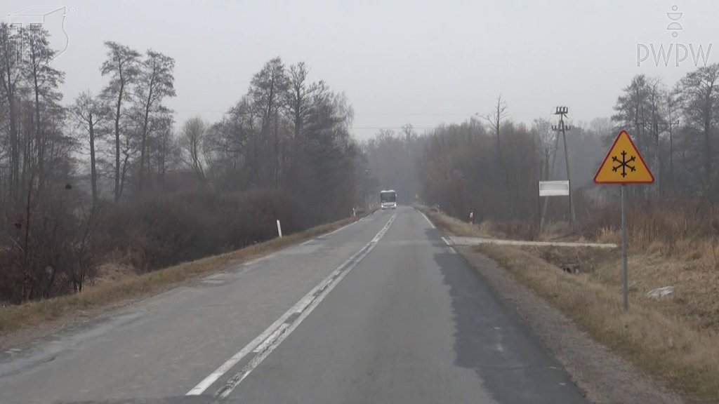 Sytuacja drogowa do pytania: Czy ten znak ostrzega o miejscu intensywnych opadów atmosferycznych?
