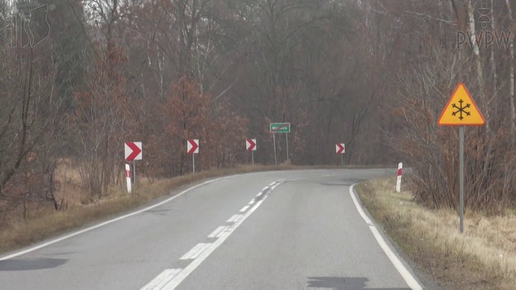Sytuacja drogowa do pytania: Czy ten znak ostrzega o możliwości wystąpienia gołoledzi na jezdni?