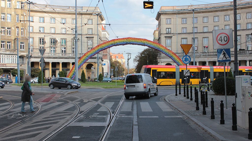 Sytuacja drogowa do pytania: Czy ograniczenie prędkości określone tym znakiem obowiązuje tylko do najbliższego skrzyżowania?