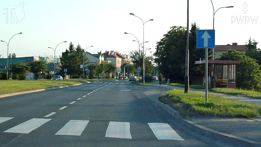 Sytuacja drogowa do pytania: Czy ten znak informuje Cię, że na najbliższym skrzyżowaniu masz obowiązek jechać prosto?