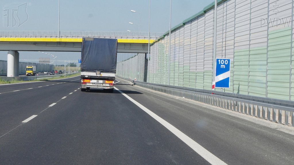 Sytuacja drogowa do pytania: Czy ten znak informuje o zbliżaniu się do miejsca zjazdu z autostrady?