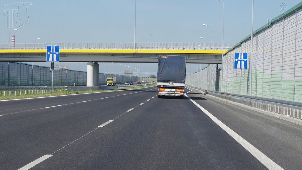 Sytuacja drogowa do pytania: Czy na tak oznakowanej drodze możesz poruszać się czterokołowcem lekkim?