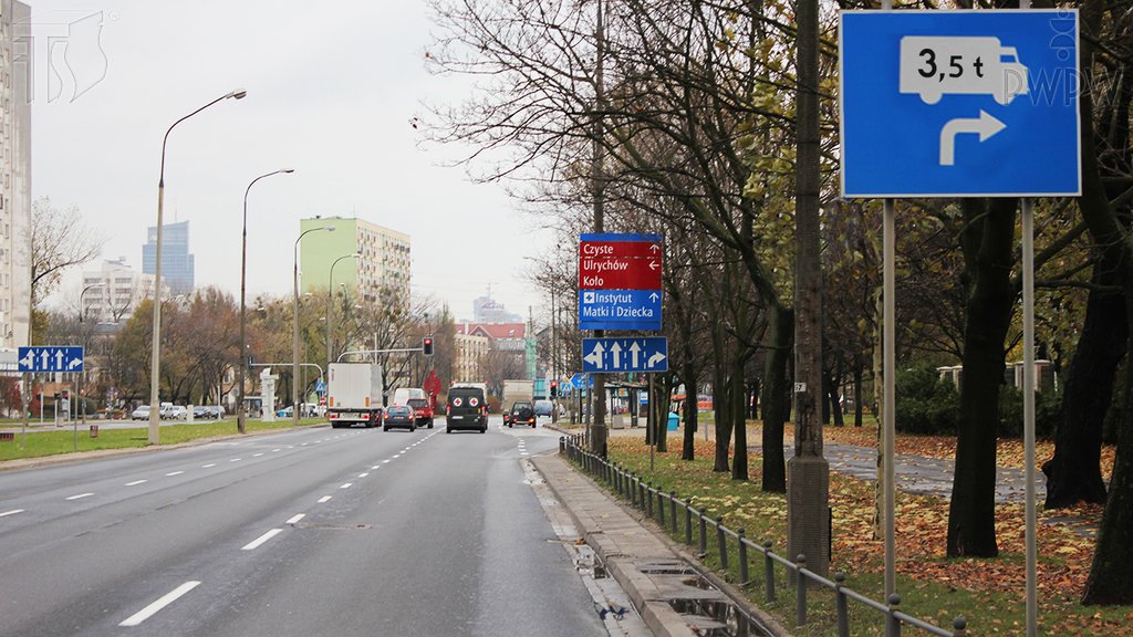 Sytuacja drogowa do pytania: Czy jadąc motorowerem możesz skręcić w prawo na tak oznakowaną drogę?