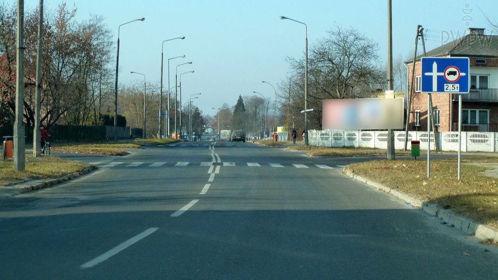 Sytuacja drogowa do pytania: Czy jadąc motorowerem za tym znakiem możesz skręcić w prawo na najbliższym skrzyżowaniu?