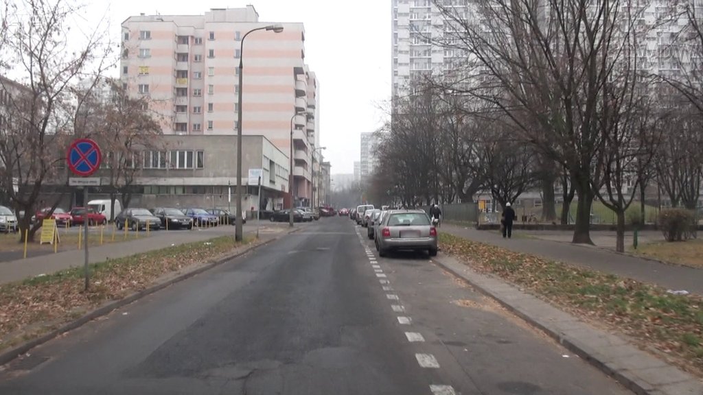 Sytuacja drogowa do pytania: Czy ten znak poziomy wyznacza pas postojowy?