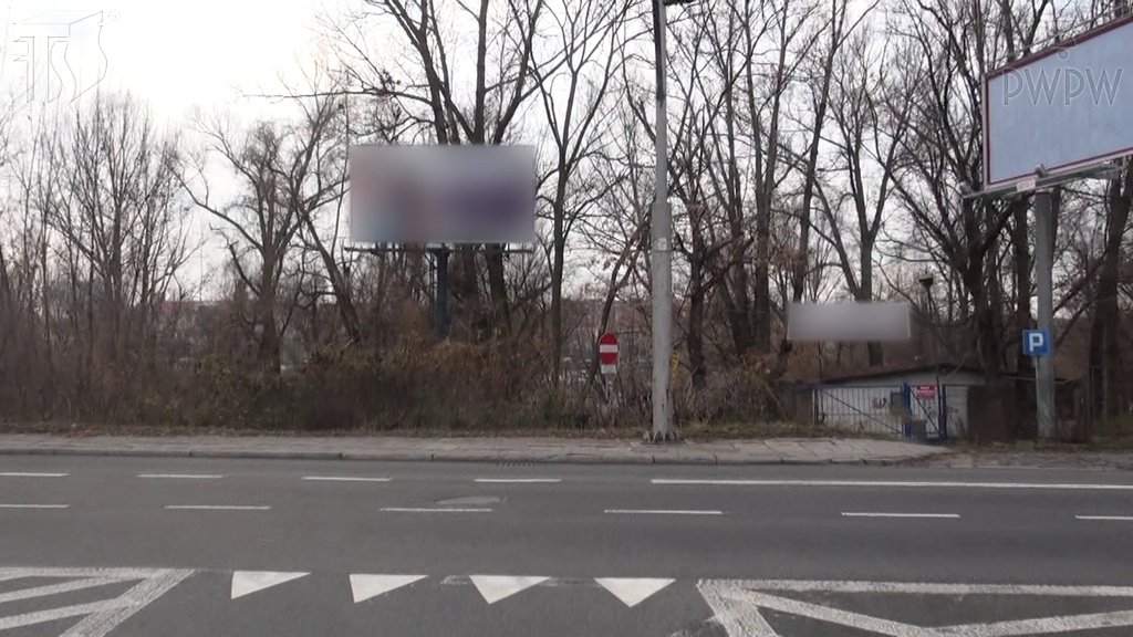 Sytuacja drogowa do pytania: Czy masz obowiązek bezwarunkowo zatrzymać pojazd przed linią złożoną z trójkątów?