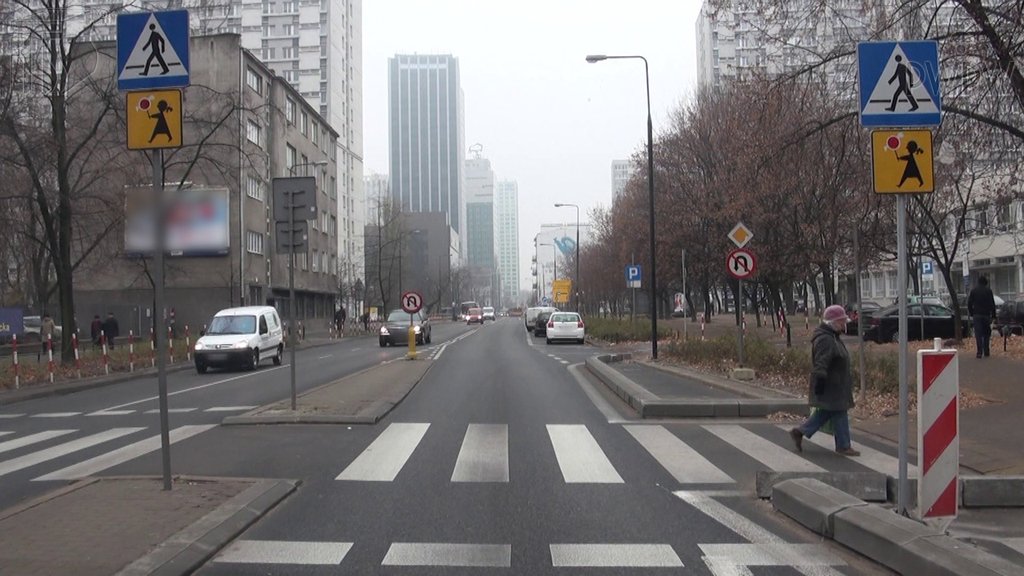 Sytuacja drogowa do pytania: Czy przerywana linia przed przejściem dla pieszych oznacza miejsce warunkowego zatrzymania?