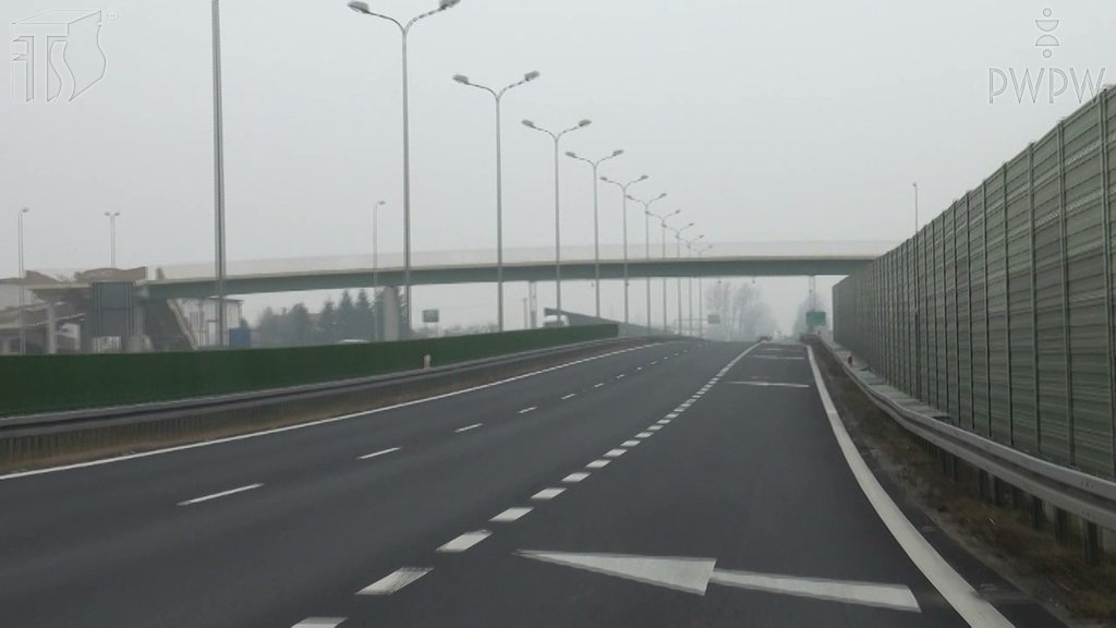 Sytuacja drogowa do pytania: Czy widoczne na prawym pasie ruchu znaki poziome wyznaczają początek wyjazdu z autostrady?