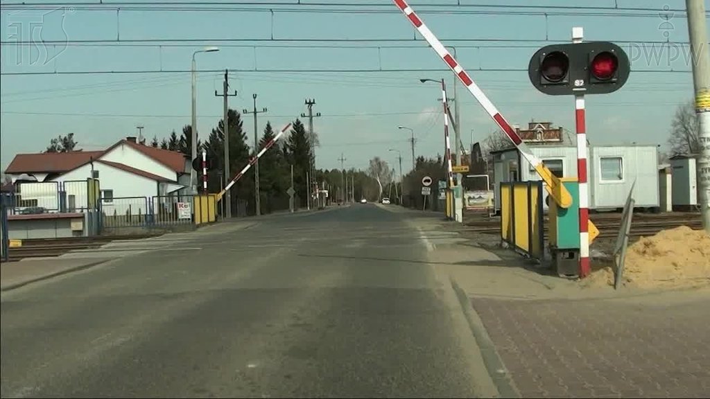 Sytuacja drogowa do pytania: Czy w tej sytuacji wolno Ci wjechać na przejazd kolejowy?