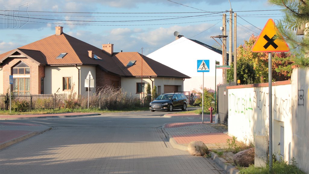 Sytuacja drogowa do pytania: Czy na tak oznakowanym skrzyżowaniu masz pierwszeństwo przed wszystkimi pojazdami?