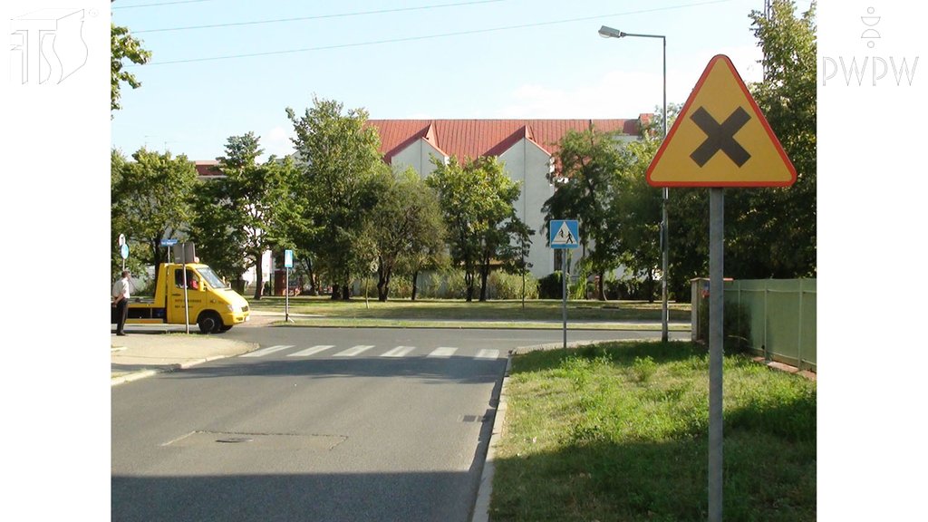 Sytuacja drogowa do pytania: Czy skręcając w lewo na tym skrzyżowaniu masz pierwszeństwo przed pojazdem nadjeżdżającym z lewej strony?