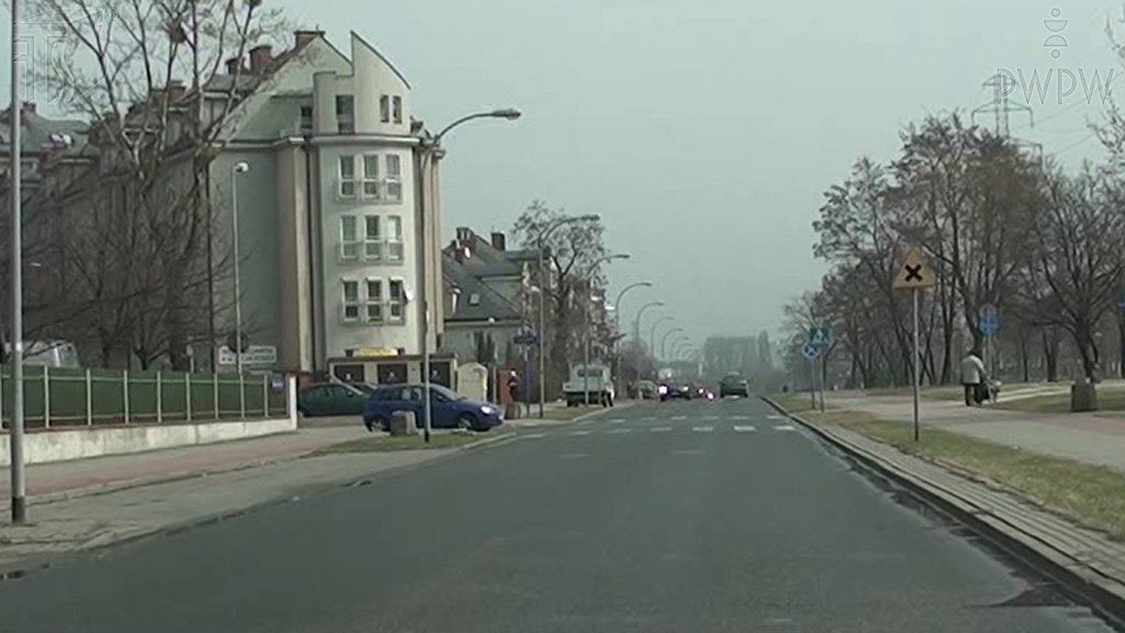 Sytuacja drogowa do pytania: Czy jadąc na wprost na tym skrzyżowaniu, masz obowiązek ustąpić pierwszeństwa pojazdowi nadjeżdżającemu z lewej strony?