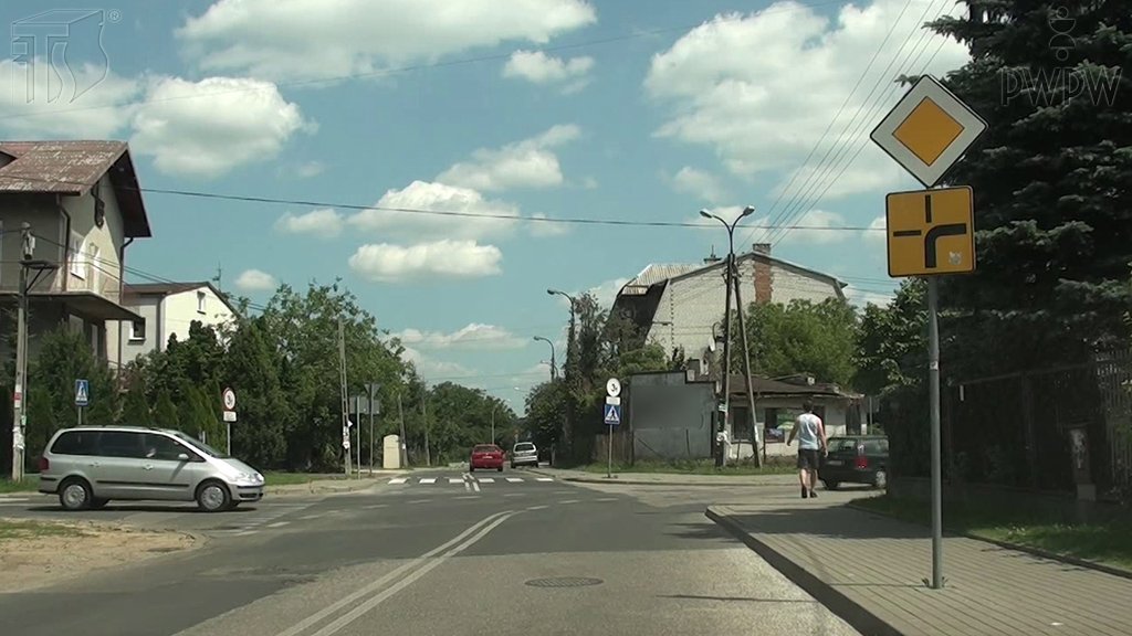 Sytuacja drogowa do pytania: Czy jadąc na wprost na tym skrzyżowaniu masz pierwszeństwo przed pojazdem nadjeżdżającym z lewej strony?