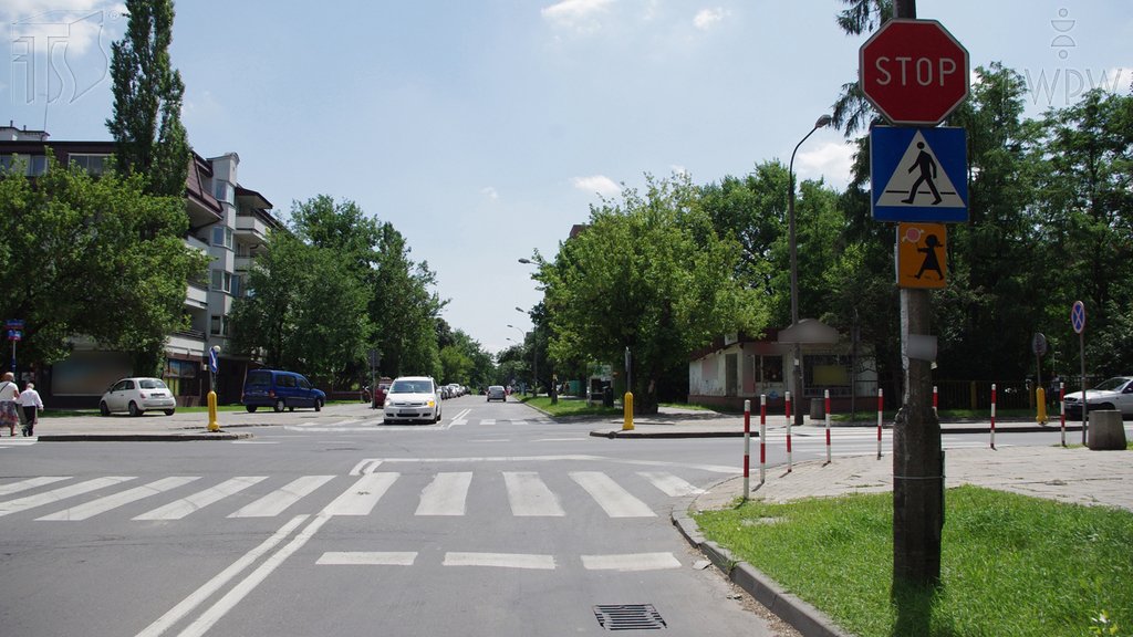 Sytuacja drogowa do pytania: Czy jadąc na wprost masz pierwszeństwo przed pojazdem nadjeżdżającym z kierunku przeciwnego, skręcającym w lewo?