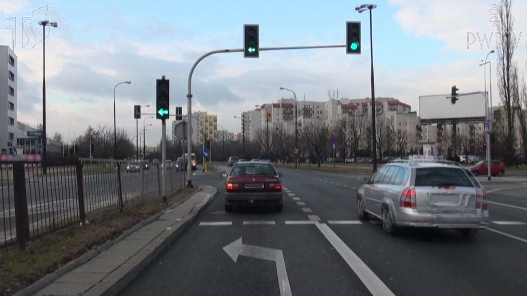Sytuacja drogowa do pytania: Czy w tej sytuacji wolno Ci zawrócić z zajmowanego pasa ruchu?