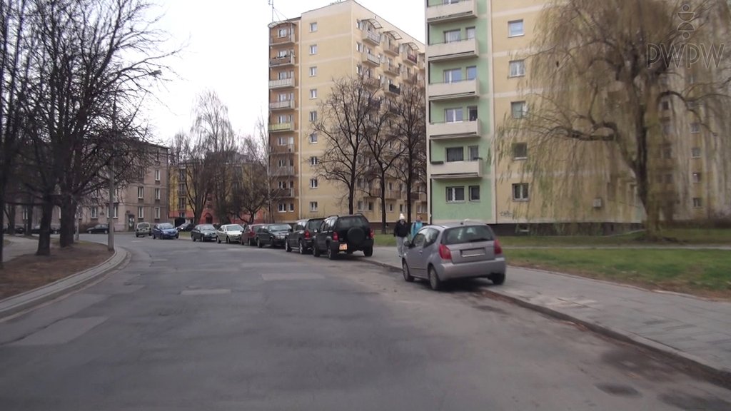 Sytuacja drogowa do pytania: Czy możesz zatrzymać pojazd na chodniku zostawiając przejście o szerokości 2 m, jeśli utrudni to ruch pieszym?