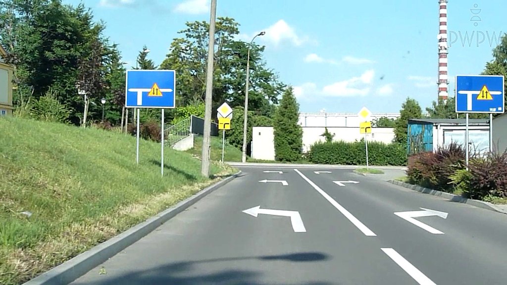 Sytuacja drogowa do pytania: Czy w tej sytuacji masz prawo zmienić pas ruchu bezpośrednio przed skrzyżowaniem?