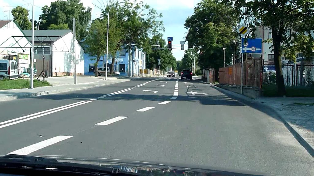 Sytuacja drogowa do pytania: Czy w tym miejscu masz prawo zmienić zajmowany pas ruchu na pas lewy?