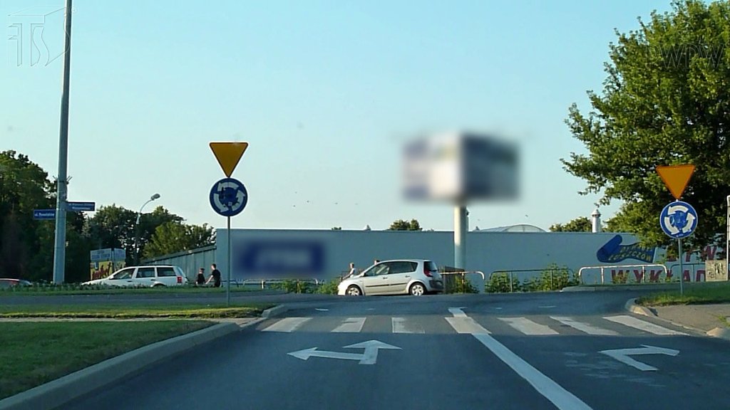 Sytuacja drogowa do pytania: Czy na tym skrzyżowaniu możesz zawrócić z lewego pasa ruchu?