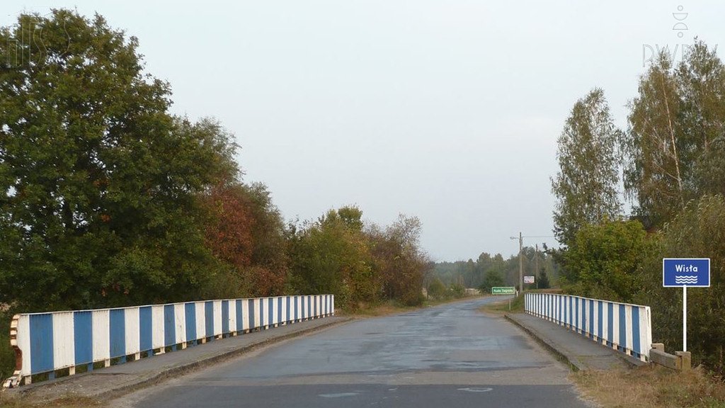 Sytuacja drogowa do pytania: Czy bezpośrednio za tym znakiem masz prawo zatrzymać pojazd?