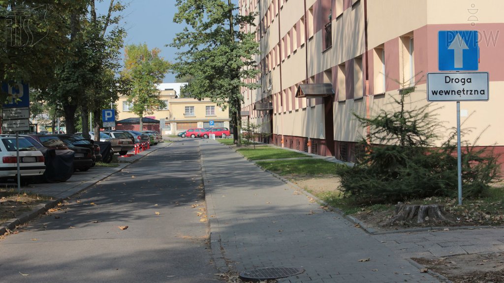 Sytuacja drogowa do pytania: Czy na drodze jednokierunkowej cofanie jest zabronione?