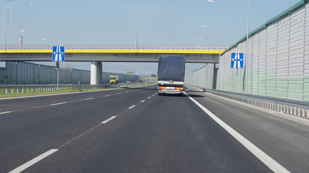 Sytuacja drogowa do pytania: Czy masz prawo cofać pojazdem na autostradzie po włączeniu świateł awaryjnych pojazdu?