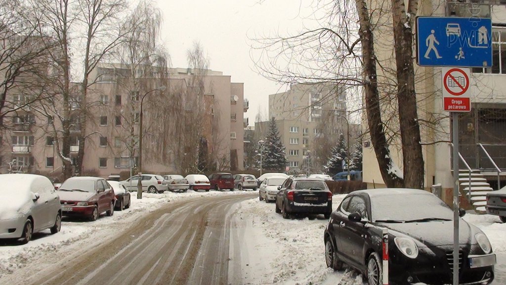 Sytuacja drogowa do pytania: Czy na drodze za tym znakiem masz prawo wykonać manewr cofania?