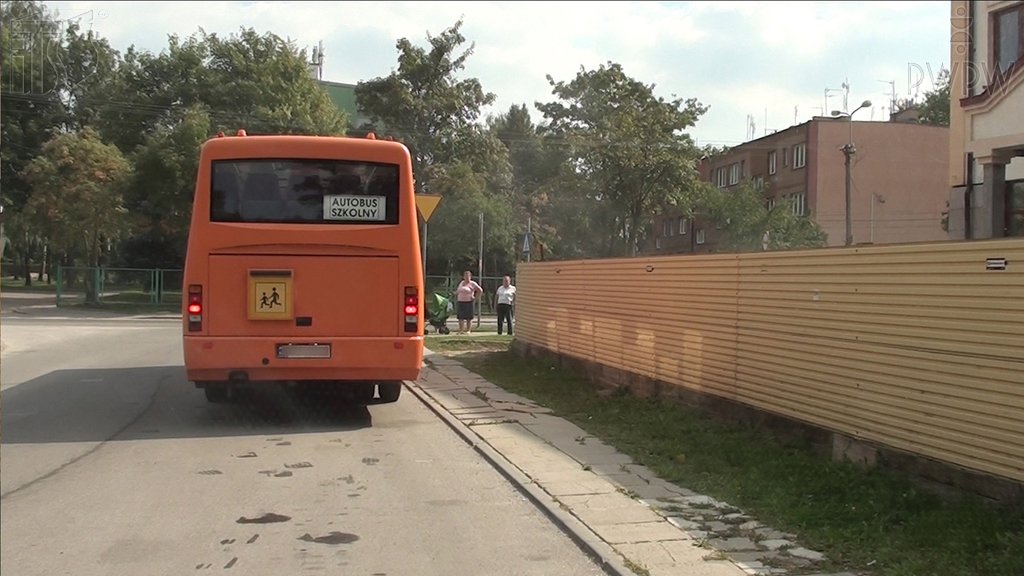 Sytuacja drogowa do pytania: Czy zawsze masz obowiązek zachowywać szczególną ostrożność, gdy przejeżdżasz obok autobusu szkolnego?