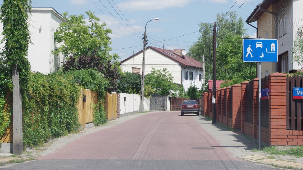 Sytuacja drogowa do pytania: Czy na drodze za tym znakiem masz obowiązek ustąpić pierwszeństwa pieszemu idącemu środkiem jezdni?