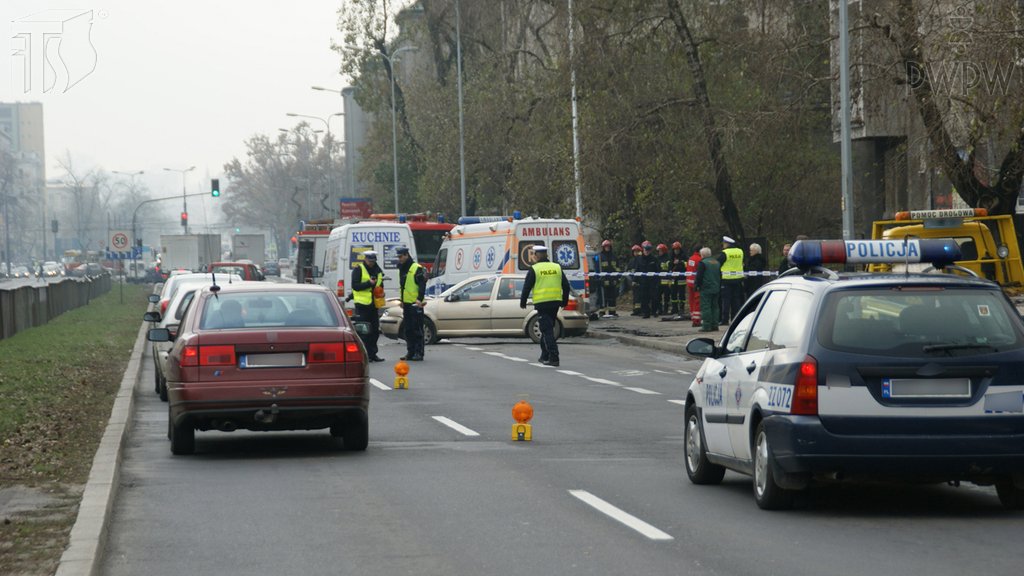 Sytuacja drogowa do pytania: Czy uczestnicząc w wypadku drogowym, w którym są zabici, po zawiadomieniu służb ratunkowych masz obowiązek pozostać na miejscu wypadku?