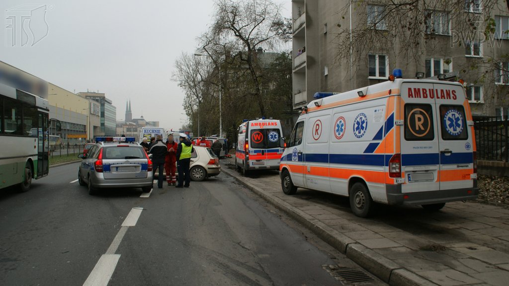 Sytuacja drogowa do pytania: Czy jako uczestnik wypadku drogowego, w którym są ranni, masz obowiązek pozostawić pojazd w miejscu zdarzenia?
