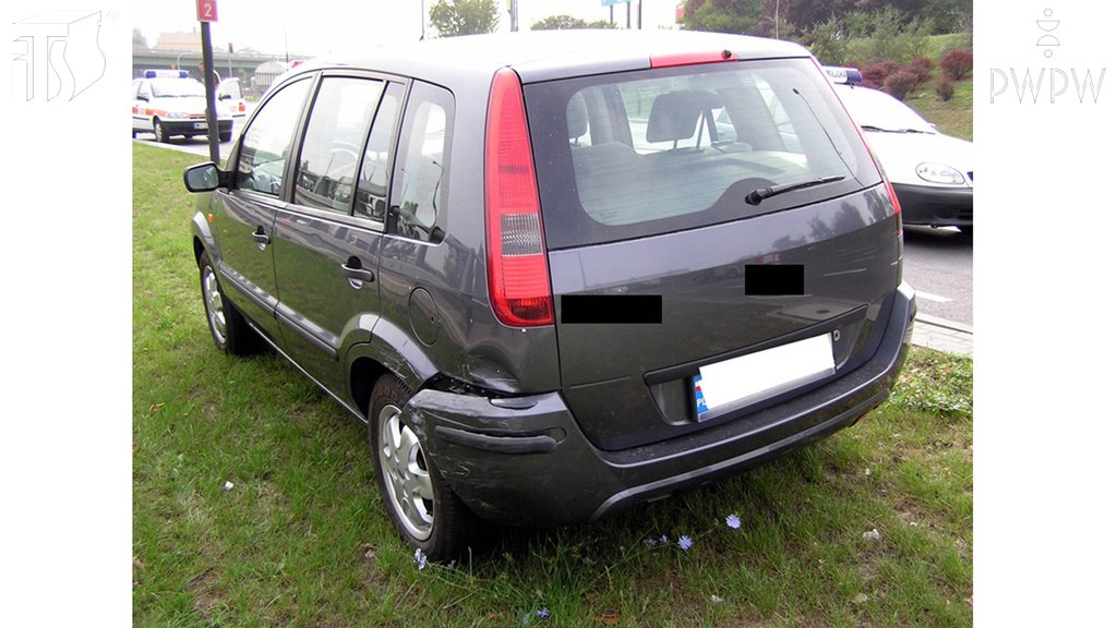 Sytuacja drogowa do pytania: Czy jako uczestnik wypadku drogowego, w którym nie ma zabitych lub rannych, masz obowiązek niezwłocznie usunąć pojazd z miejsca zdarzenia?