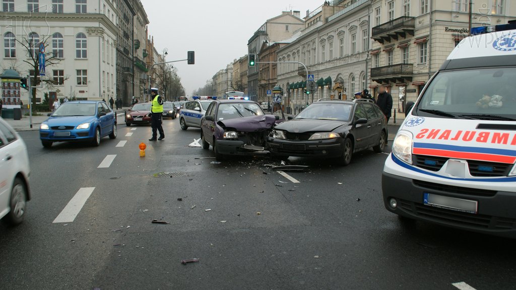 Sytuacja drogowa do pytania: Czy jako uczestnik wypadku drogowego masz obowiązek podać swoje dane personalne na żądanie innej osoby, która brała w nim udział?