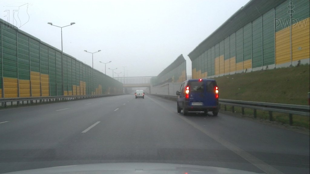 Sytuacja drogowa do pytania: Czy zatrzymując na drodze ekspresowej pojazd, który uległ awarii, masz obowiązek włączyć światła awaryjne, a w razie, gdy nie jest w nie wyposażony - światła pozycyjne?