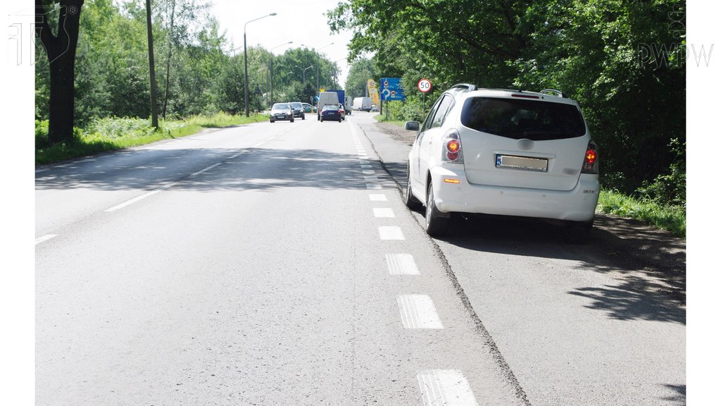 Sytuacja drogowa do pytania: Czy w tej sytuacji, podczas postoju na drodze poza obszarem zabudowanym uszkodzonego pojazdu, masz obowiązek umieścić za nim ostrzegawczy trójkąt odblaskowy w odległości 150 m?