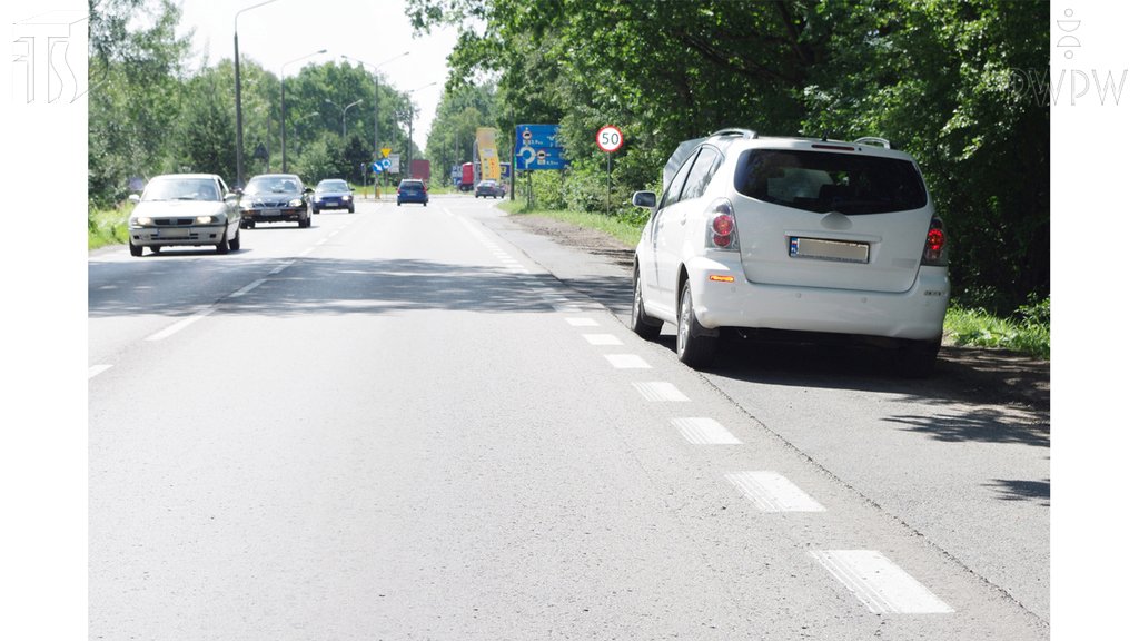 Sytuacja drogowa do pytania: Czy w tej sytuacji masz obowiązek sygnalizować postój widocznego z dostatecznej odległości, uszkodzonego pojazdu, na drodze, która nie jest drogą ekspresową?