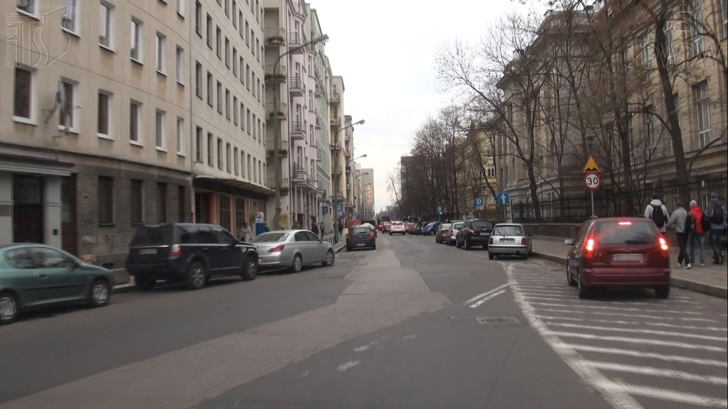 Sytuacja drogowa do pytania: Czy masz obowiązek odpowiednio sygnalizować postój uszkodzonego pojazdu na powierzchni wyłączonej z ruchu?
