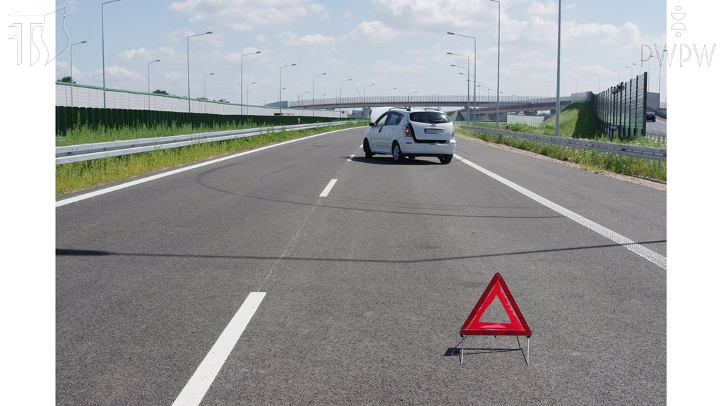 Sytuacja drogowa do pytania: Czy w przypadku unieruchomienia na autostradzie kierowanego przez siebie pojazdu, masz obowiązek to sygnalizować, umieszczając 100 m za nim ostrzegawczy trójkąt odblaskowy?