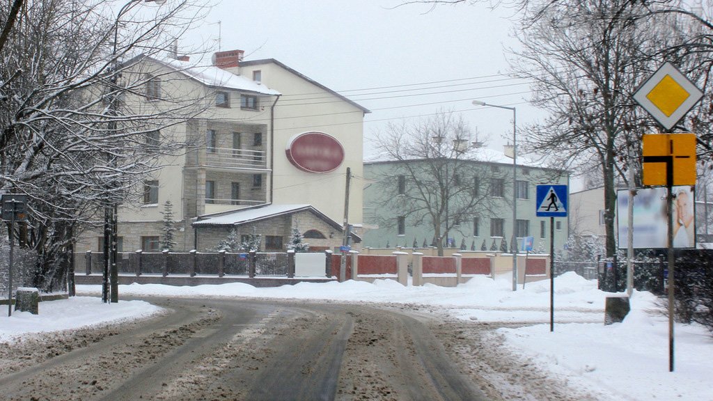 Sytuacja drogowa do pytania: Masz zamiar skręcić w prawo na widocznym skrzyżowaniu. Czy w związku z tym masz obowiązek ustąpić pierwszeństwa pojazdom, które zbliżają się z lewej strony?