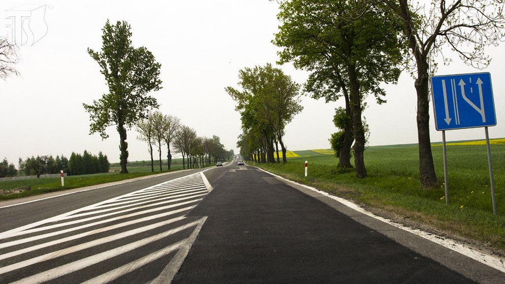 Sytuacja drogowa do pytania: Czy za tym znakiem masz obowiązek zająć lewy pas ruchu?