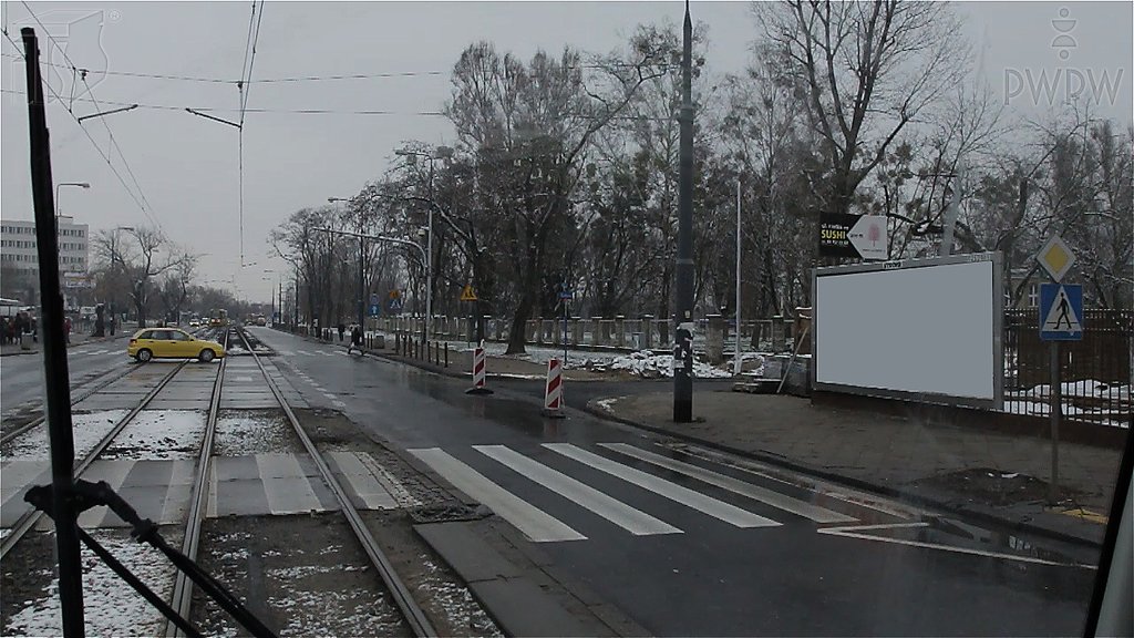 Sytuacja drogowa do pytania: Czy w tej sytuacji masz obowiązek umożliwić kierowcy opuszczenie skrzyżowania?