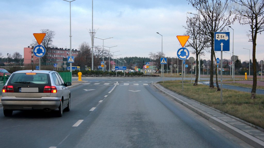 Sytuacja drogowa do pytania: Czy wjeżdżając na widoczne skrzyżowanie o ruchu okrężnym masz pierwszeństwo względem uczestników ruchu znajdujących się już na tym skrzyżowaniu?