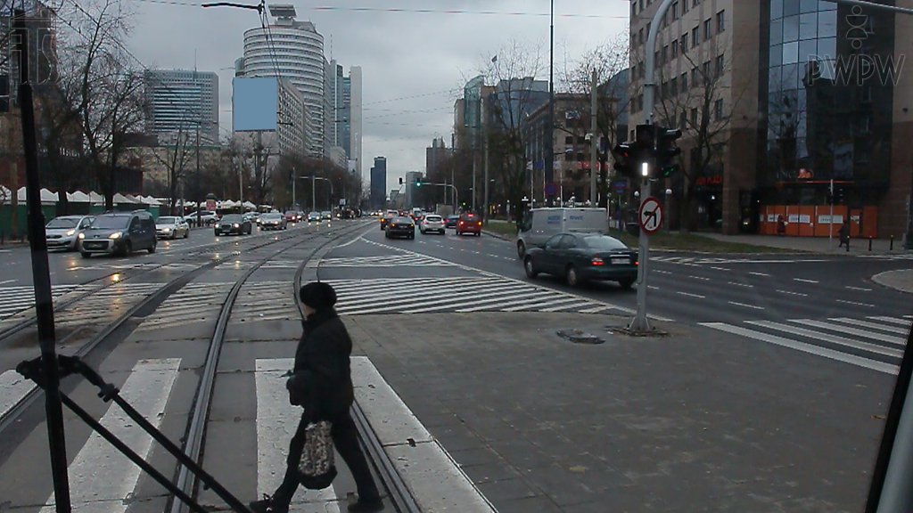 Sytuacja drogowa do pytania: Czy w tej sytuacji motorniczy powien zaczekać, aż pieszy opuści przejście?