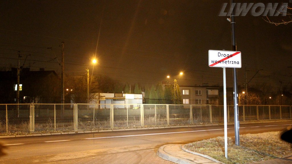 Sytuacja drogowa do pytania: Czy w tej sytuacji wjeżdżając na jezdnię drogi publicznej masz obowiązek zastosować zasady związane z włączaniem się do ruchu?