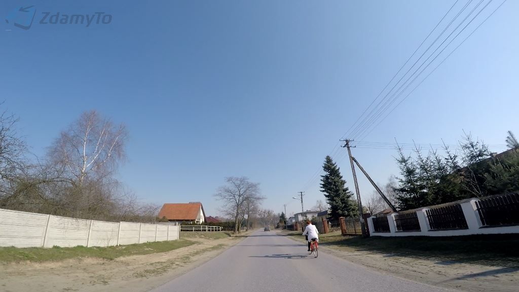 Sytuacja drogowa do pytania: Jaki odstęp musisz zachować wyprzedzając rower lub motorower?