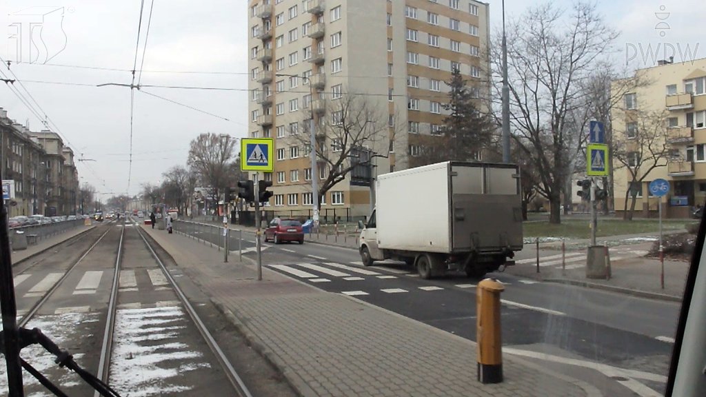 Sytuacja drogowa do pytania: Czy dozwolone jest wyprzedzanie na przejeździe dla rowerzystów, na którym ruch jest kierowany?