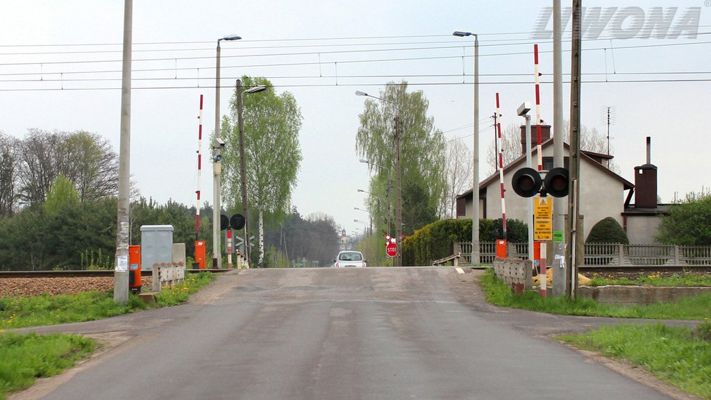 Sytuacja drogowa do pytania: Czy w tej sytuacji masz prawo wjechać na przejazd kolejowy dopiero po upewnieniu, że nie zbliża się pojazd szynowy?