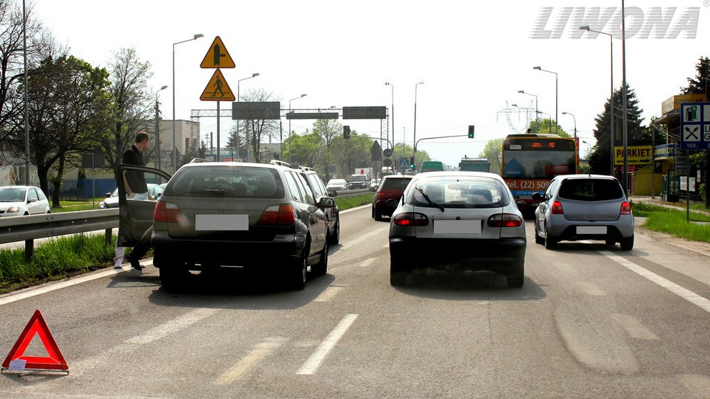 Sytuacja drogowa do pytania: Czy w takim miejscu na jezdni w obszarze zabudowanym masz obowiązek sygnalizować postój pojazdu silnikowego w razie uczestniczenia w wypadku drogowym?