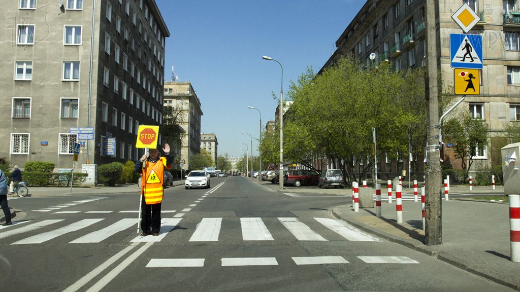 Sytuacja drogowa do pytania: Czy w przedstawionej sytuacji wolno Ci kontynuować jazdę?