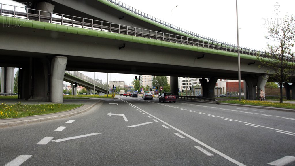 Sytuacja drogowa do pytania: Czy w tym miejscu wolno Ci zmienić pas ruchu, jeżeli zamierzasz pojechać na wprost?